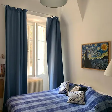 Au Calme Et Salon/cuisine + Sdb / Wifi-tv Mentona