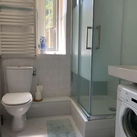 Au Calme Et Salon/cuisine + Sdb / Wifi-tv * Mentona